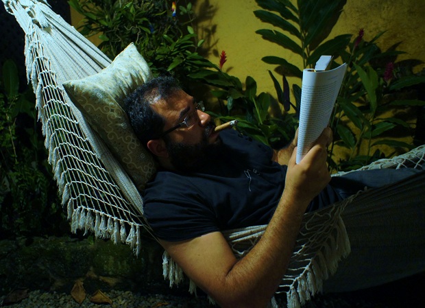 foto: julia michaels. na rede, em paraty, lendo granta, jul.12. foto: julia michaels. na rede, em paraty, lendo granta, jul.12.