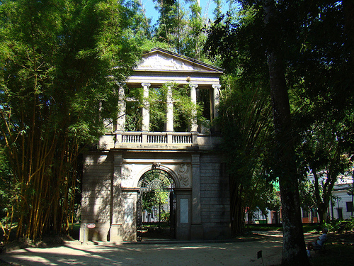 pórtico do prédio da academia nacional de belas artes, no jardim botânico